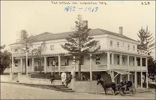 A 1910 postcard shows The Red Circle Inn in Nashotah with the “Pabst Milwaukee” round logo over the sign at left.